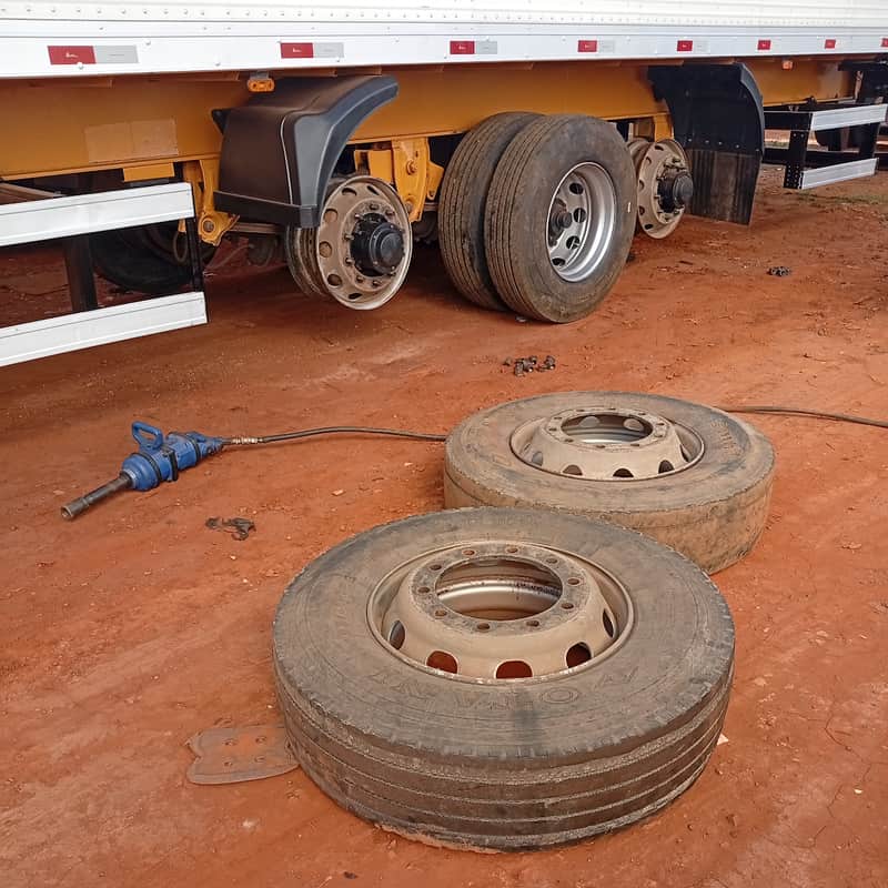 Rodas de caminhão desmontadas durante um atendimento da Borracharia Móvel Renan